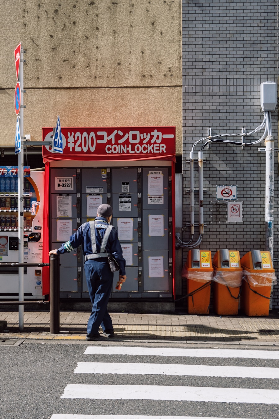 日本の街角のコインロッカーと自動販売機